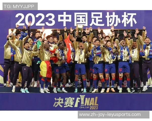 足球版惊雷震撼全场球迷热血沸腾的激情对决与精彩瞬间